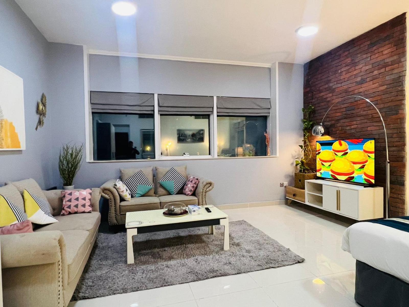 Private Rooms In 3 Bedroom Apartment Skynest Homes Marina Pinnacle Dubai Exterior photo