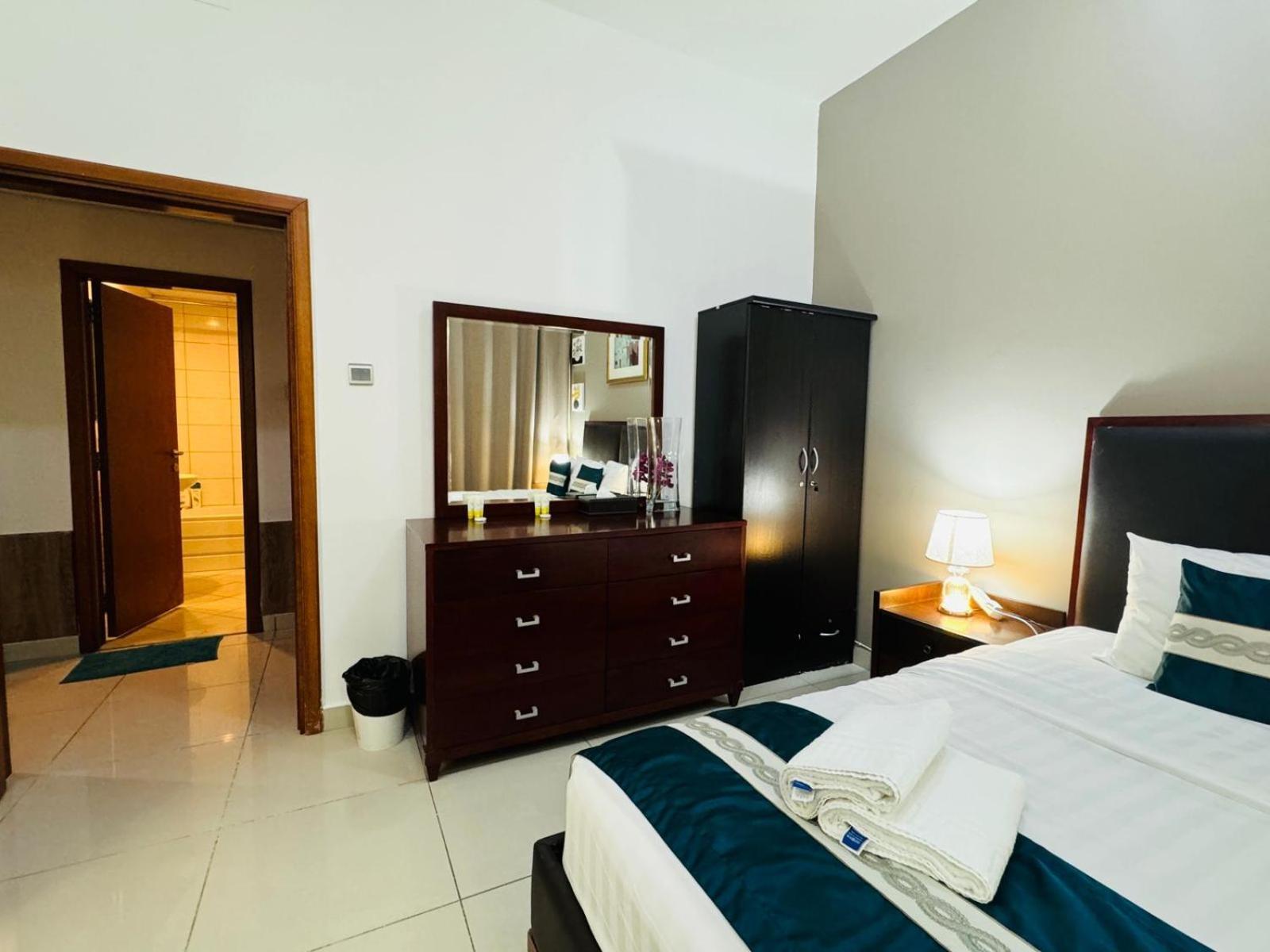 Private Rooms In 3 Bedroom Apartment Skynest Homes Marina Pinnacle Dubai Exterior photo